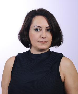 אתינה מנהלת מחלקת הבנקים